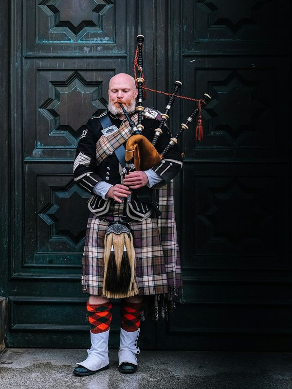 How can you experience traditional Scottish music in Glasgow on a budget?