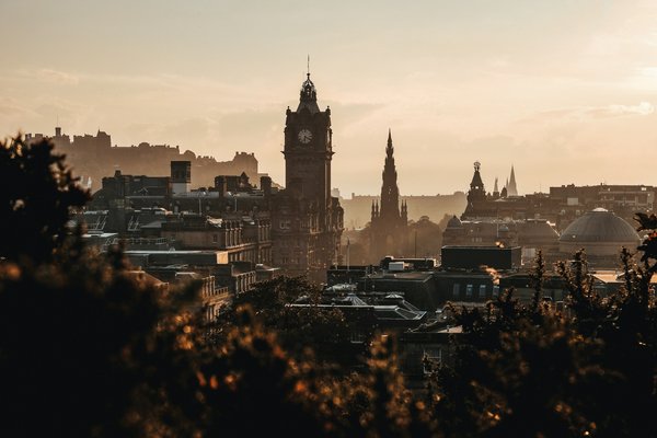 Where can tourists find budget-friendly accommodation in Edinburgh during the festival season?